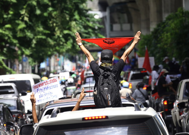 Tysiące demonstrantów przejechały we wtorek przez centrum Bangkoku w konwoju samochodów i motocykli, domagając się ustąpienia rządu Tajlandii /NARONG SANGNAK    /PAP/EPA