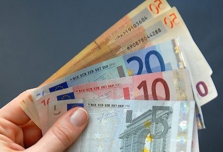 Tysiące euro mogły trafić w niepowołane ręce /AFP