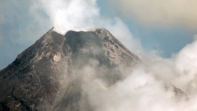 Tysiące ewakuowanych, wulkanolodzy ostrzegają. Mayon daje o sobie znać
