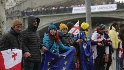 Tysiące Gruzinów wyszły na ulice. Powstał "łańcuch jedności" [ZDJĘCIA] 