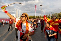 Tysiące kibiców w narodowych barwach na stadionie w Doniecku