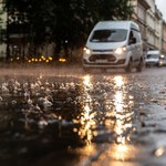 Tysiące kierowców popełnia w deszczu ten błąd. Potem mandat 200 zł