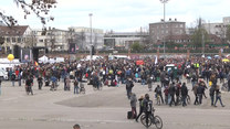 Tysiące koronasceptyków protestowało przeciwko obostrzeniom w niemieckim Stuttgarcie