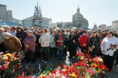 Tysiące kwiatów i zniczy na Majdanie