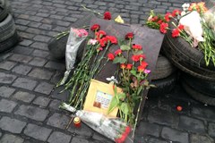 Tysiące kwiatów upamiętniają ofiary Majdanu
