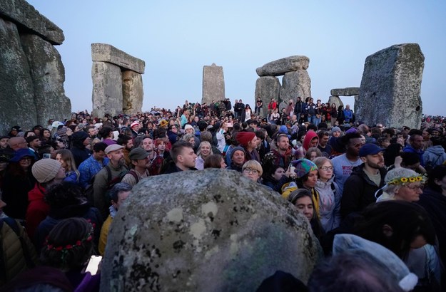 Tysiące ludzi celebruje przesilenie letnie w Stonehenge /Andrew Matthews /PAP/PA