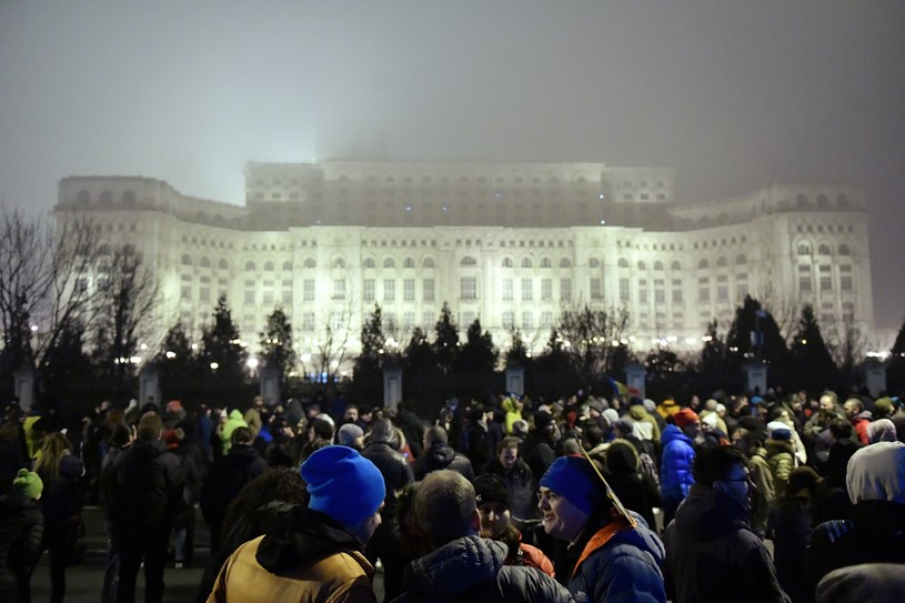 Tysiące ludzi demonstrowały w niedzielę przed budynkiem parlamentu w Bukareszcie /DANIEL MIHAILESCU /AFP