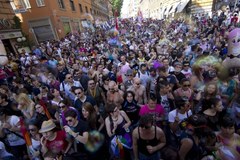 Tysiące ludzi na paradzie równości w Rzymie