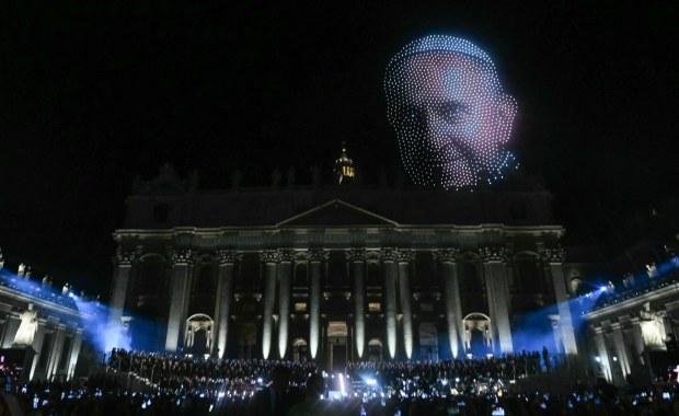 Tysiące ludzi na placu św. Piotra. Niezwykłe widowisko w Watykanie