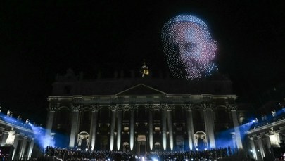 Tysiące ludzi na placu św. Piotra. Niezwykłe widowisko w Watykanie