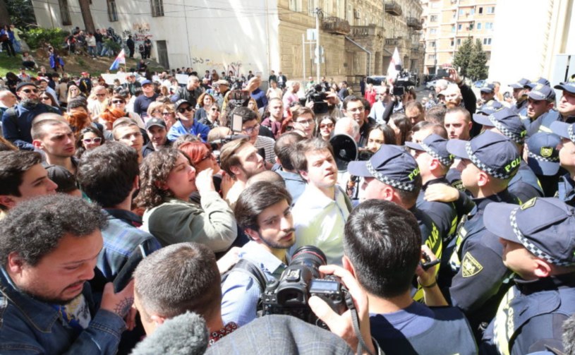 Tysiące ludzi na ulicach. "Rosyjska ustawa" rozpala kraj