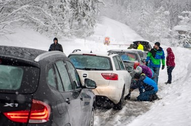 Tysiące ludzi odciętych od świata. Kurorty narciarskie Austrii toną w śniegu