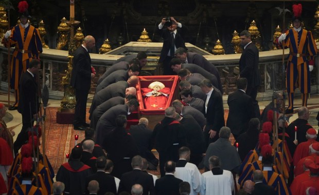 Tysiące ludzi oddają hołd zmarłemu papieżowi. Watykan reaguje