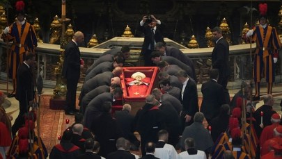 Tysiące ludzi oddają hołd zmarłemu papieżowi. Watykan reaguje