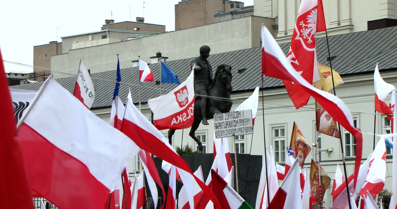 Tysiące ludzi przed Pałacem Prezydenckim. "Przychodzimy tu, bo chcemy pamiętać"