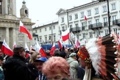 Tysiące ludzi przed Pałacem Prezydenckim. "Przychodzimy tu, bo chcemy pamiętać"