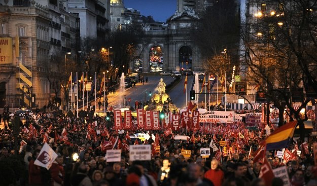 Tysiące ludzi wyszły we wtorek na hiszpańskie ulice /AFP