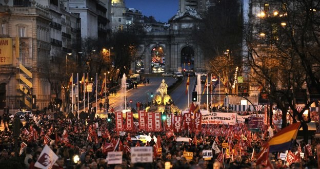 Tysiące ludzi wyszły we wtorek na hiszpańskie ulice /AFP