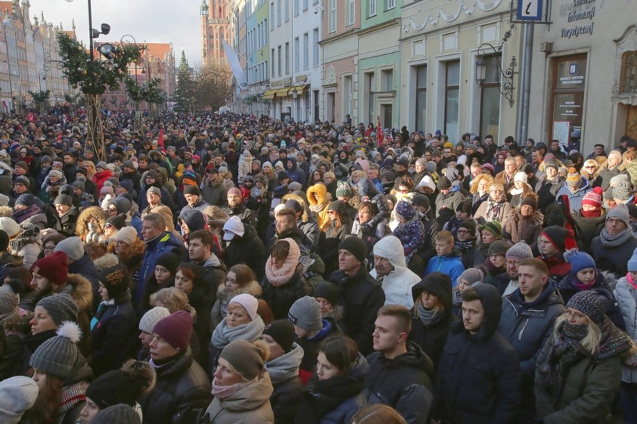 Tysiące mieszkańców Gdańska żegna swojego prezydenta, oglądając transmisję pogrzebu, który odbył się w Bazylice Mariackiej, 19 stycznia 2019 / 	Tomasz Waszczuk    /PAP