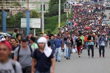 Tysiące migrantów zmierzają w kierunku granicy USA. Prezydent ostrzega