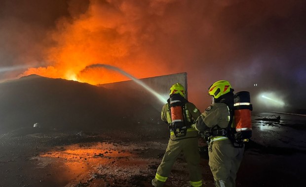 Tysiące opon w płomieniach. Potężny pożar w Rożentalu 