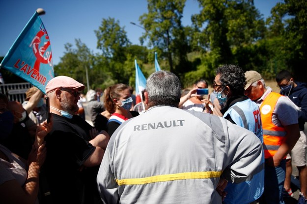 Tysiące osób na demonstracji przeciwko zwolnieniom w fabryce Renault /YOAN VALAT  /PAP/EPA
