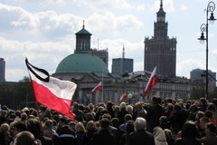 Tysiące osób na placu Piłsudskiego i na Krakowskim Przedmieściu