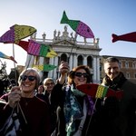 Tysiące osób na wiecu "sardynek" w Rzymie