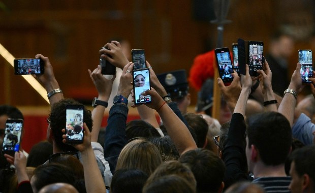 ​Tysiące osób oddały hołd papieżowi. Kontrowersje z telefonami