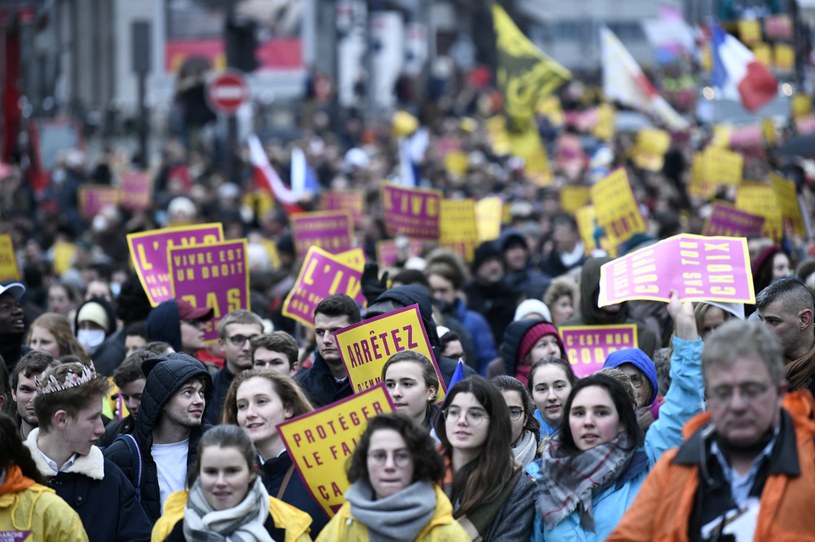 Tysiące osób protestowały przeciw zmianom /AFP