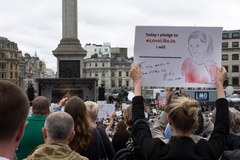 Tysiące osób uczciły pamięć zabitej posłanki Jo Cox