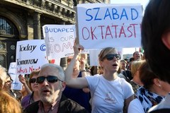 Tysiące osób w Budapeszcie na wiecu poparcia dla uczelni Sorosa