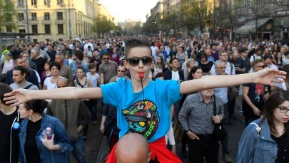 Tysiące osób w Budapeszcie na wiecu poparcia dla uczelni Sorosa