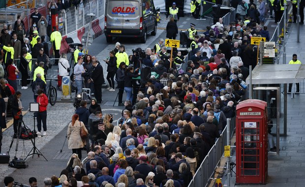 Tysiące osób w kolejce przed katedrą w Edynburgu. Chcą oddać hołd Elżbiecie II
