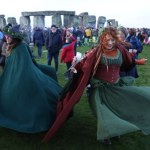 ​Tysiące osób witało wschód słońca w Stonehenge