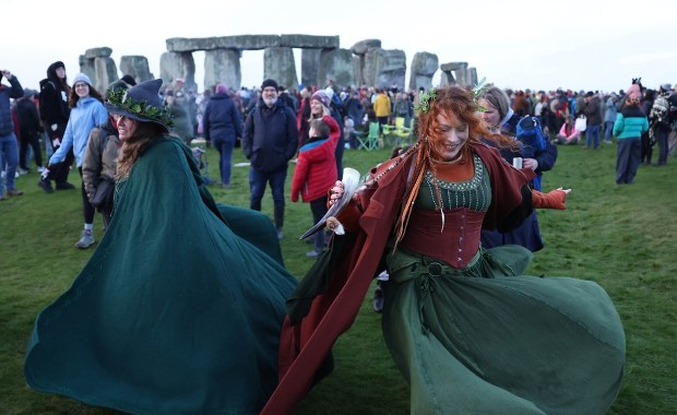 ​Tysiące osób witało wschód słońca w Stonehenge