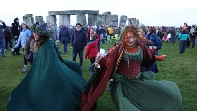​Tysiące osób witało wschód słońca w Stonehenge