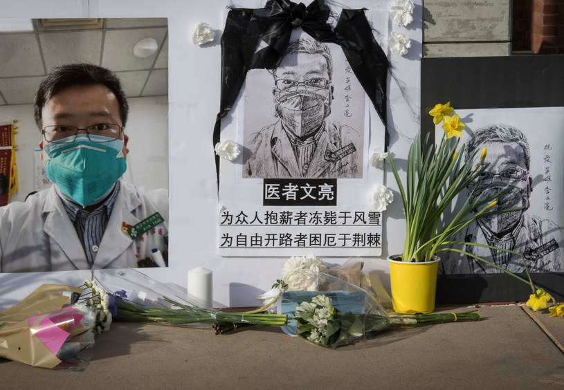 Tysiące osób wspominają w czwartek w chińskich mediach społecznościowych zmarłego lekarza Li Wenlianga, który dokładnie dwa lata temu dowiedział się o możliwej epidemii koronawirusa w Wuhanie. /MARK RALSTON/AFP/East News /East News