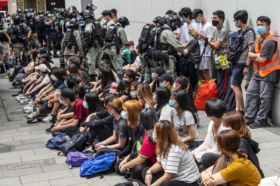 https://i.iplsc.com/tysiace-osob-wyszly-na-ulice-hongkongu-w-protescie-przeciwko/000A5GBUTGQCKR6J-C123-F4.jpg