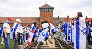 Tysiące osób z całego świata przechodzi w Marszu Żywych [ZDJĘCIA]