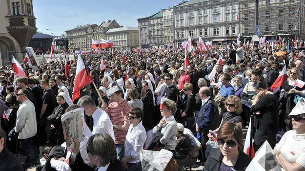 Tysiące osób zebrały się w niedzielę, 18 kwietnia, na krakowskim rynku /AKPA