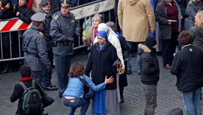 Tysiące pielgrzymów na inauguracji Roku Świętego w Watykanie. Zaostrzone środki bezpieczeństwa