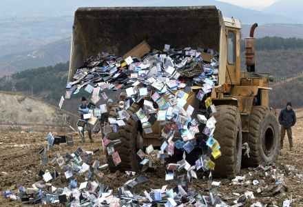 Tysiące płyt CD i DVD niszczone podczas walki z piractwem w Macedonii. /AFP