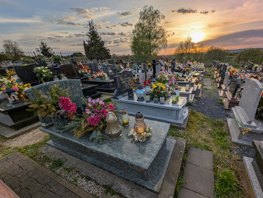 Tysiące Polaków mogą odzyskać nielegalnie pobrane opłaty cmentarne – przełomowe wyroki sądów. /Shutterstock