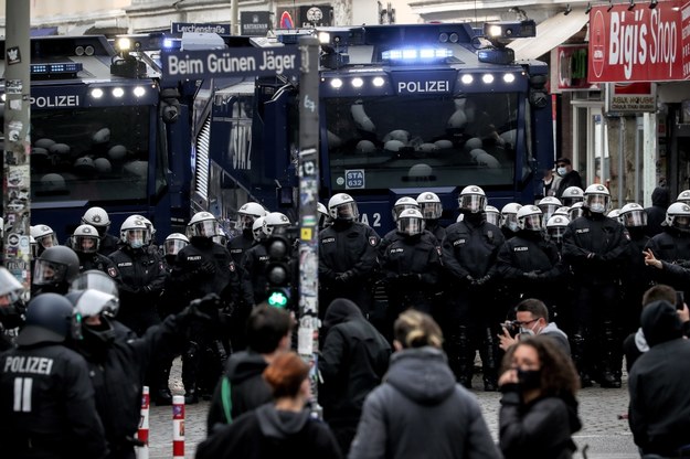 Tysiące policjantów pilnowało bezpieczeństwa na demonstracjach w stolicy Niemiec /	FOCKE STRANGMANN /PAP/EPA