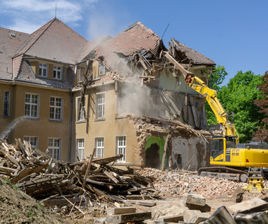 Tysiące polskich domów i mieszkań w kolejce do wyburzenia. "Stoją na słowo honoru"