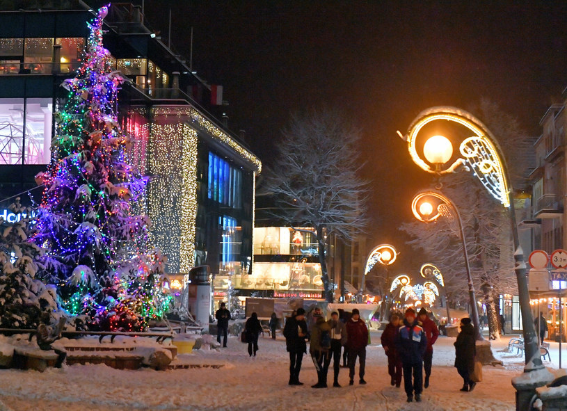 Tysiące polskich rodzin spędzi święta Bożego Narodzenia poza domem /Paweł Murzyn  /East News