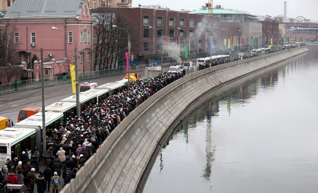 Tysiące prawosławnych czeka w Moskwie by zobaczyć relikwię Dary Mędrców /Sergei Ilnitsky /PAP/EPA