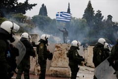 Tysiące protestują w Atenach. Doszło do starć z policją