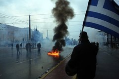 Tysiące protestują w Atenach. Doszło do starć z policją